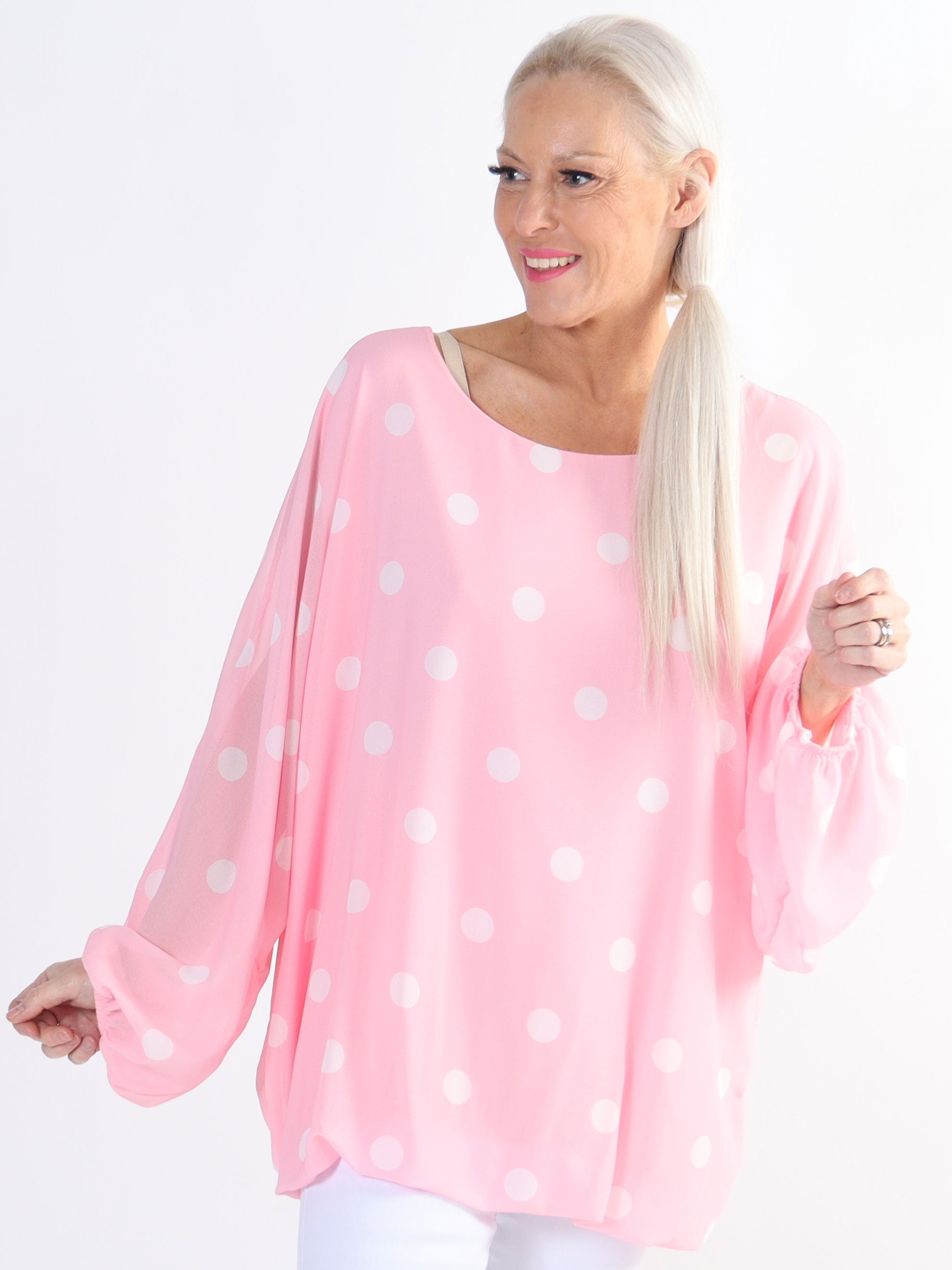 Destiny Dot - Plus size bluse i chiffon med prikker